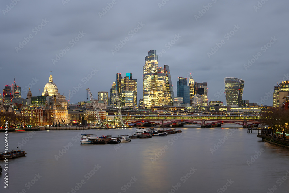 Obraz premium View of London skyline under cloudy sky at dusk in winter