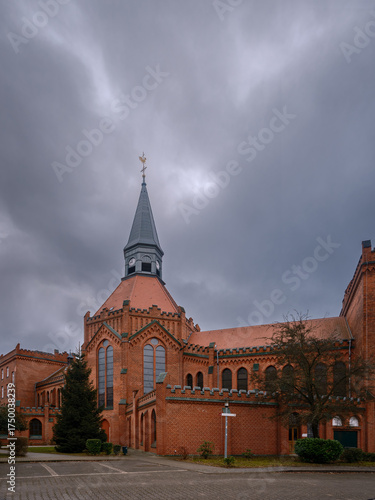 Dramatischer Wolkenhimmel über der Kirche des ehemaliges Klosters 