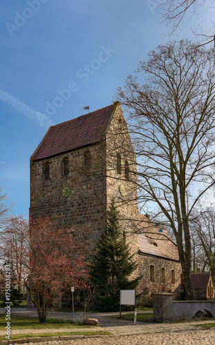 Gebaut wie eine Festung: der imposante Westturm der denkmalgeschützten Dorfkirche Berlin-Marienfelde - Inschriften und Graffiti-Schmierereien retuschiert