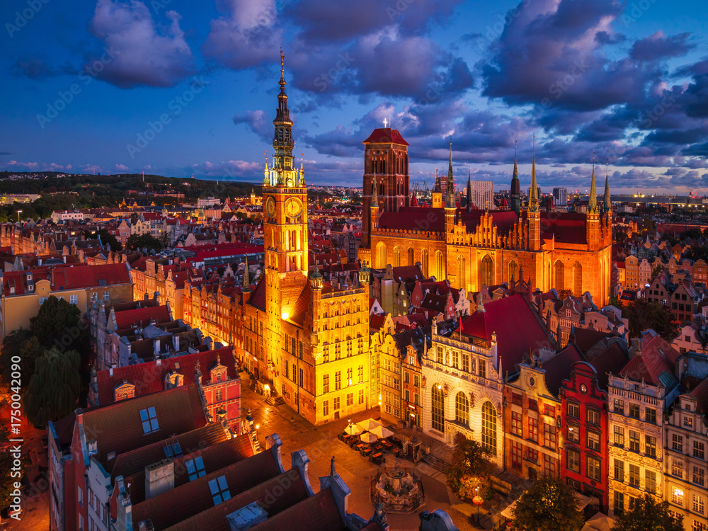 Fototapeta premium Beautiful sunrise over the Motlawa River in Main Town of Gdansk. Poland