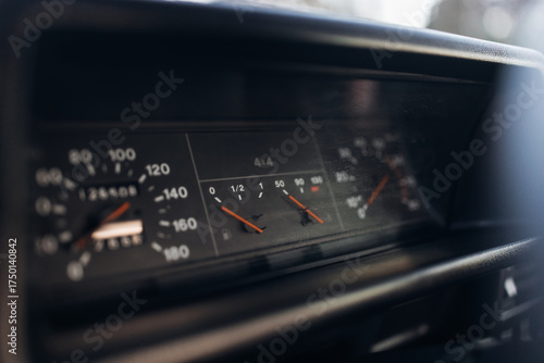 Papier peint Interior and dashboard of an old off-road vehicle