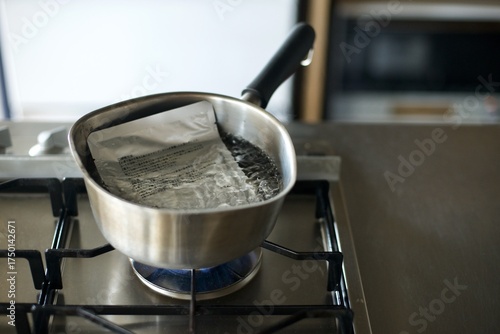 レトルトのカレーを鍋で温めているところ