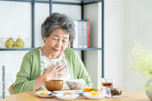 食欲不振なシニアの女性