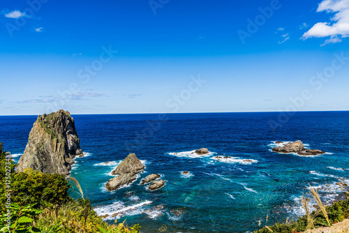 北海道、島武意海岸から積丹ブルーの海を臨む。秋10月