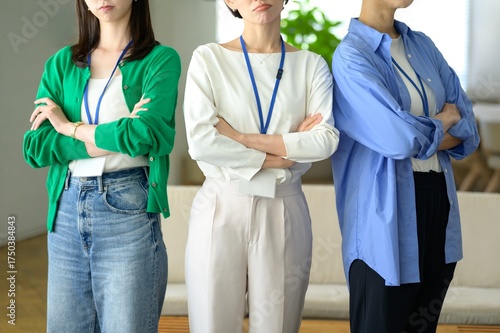 オフィスで並んで怒る日本人女性