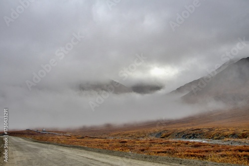 wolken über der brooks range in alaska