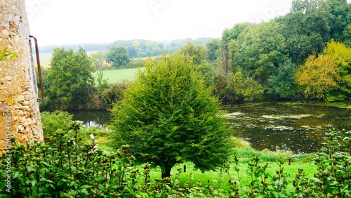 Rivière Anglin près du château fort de Forges à Concremiers dans l’Indre. Région du Berry France Europe