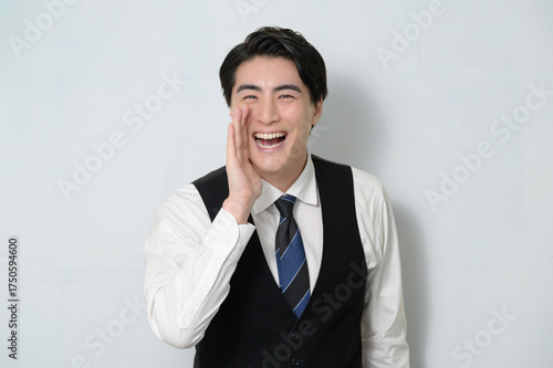 白背景で呼びかける日本人男性