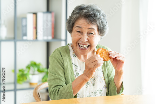 煎餅を食べるシニアの女性