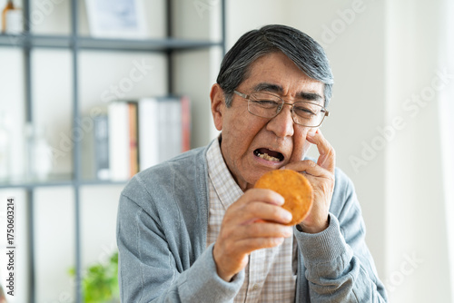 せんべいを食べるシニアの男性