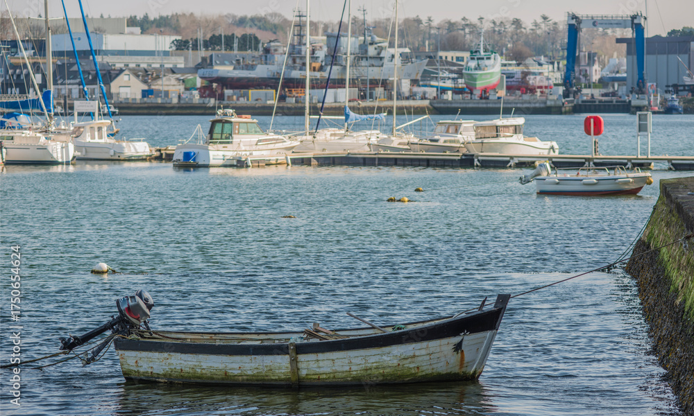 Obraz premium Port de pêche près de la Cité Close de Concarneau, Finistère, Bretagne, France
