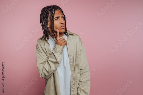 Foto portrait of young man looks thoughtfully to the side, with a quizzical expressio