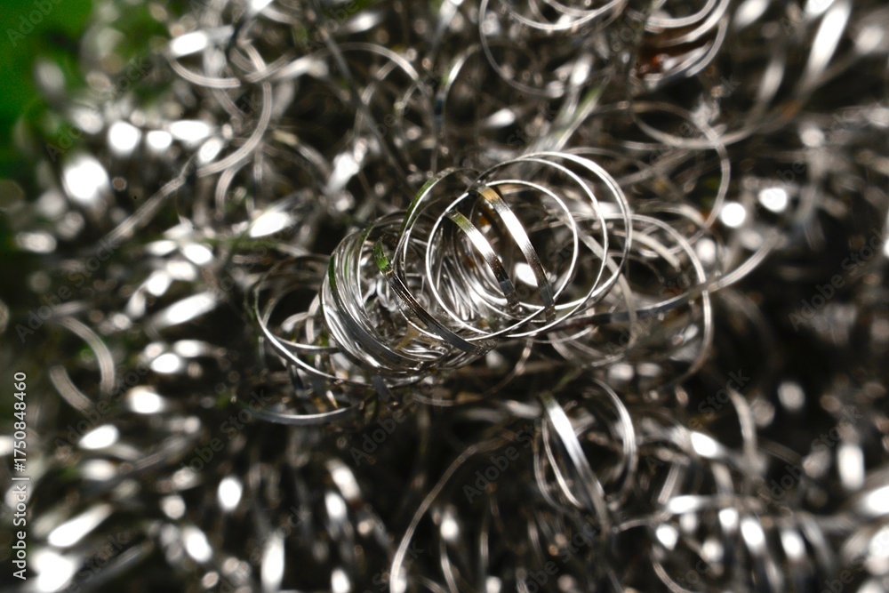 Φωτογραφία The material consists of countless thin, curled, and twisted strips or ribbons of a shiny, silver-gray metal
