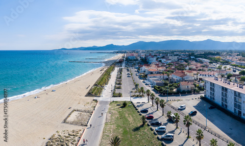 La plage nord de St Cyprien dans les Pyrénées Orientales 