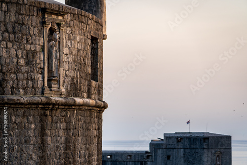 Postal de la ciudad amurallada de Dubrovnik, con la estatua de San Blas, patrono de la ciudad