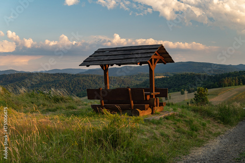 Wiata w Wołkowyji z widokiem na Bieszczadzkie szczyty