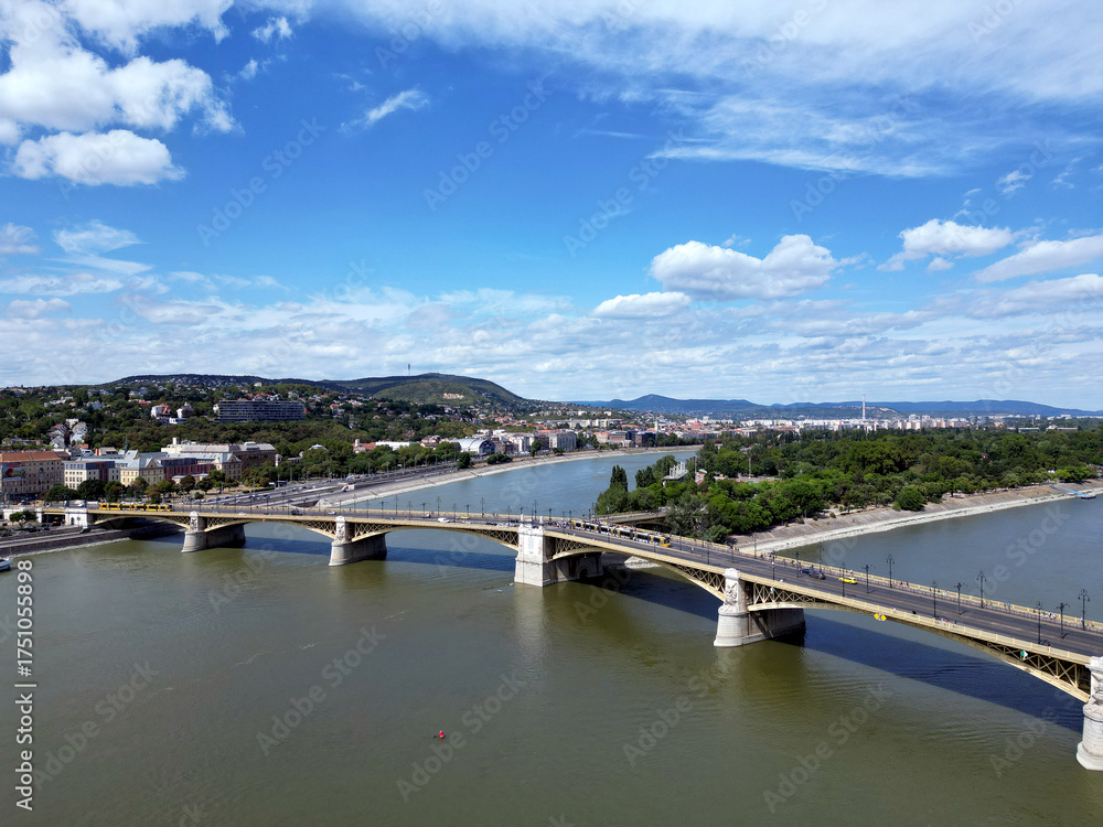 Obraz premium Aerial shot of Margaret Island (Margitsziget) and Margaret Bridge (Margit híd) in Budapest.