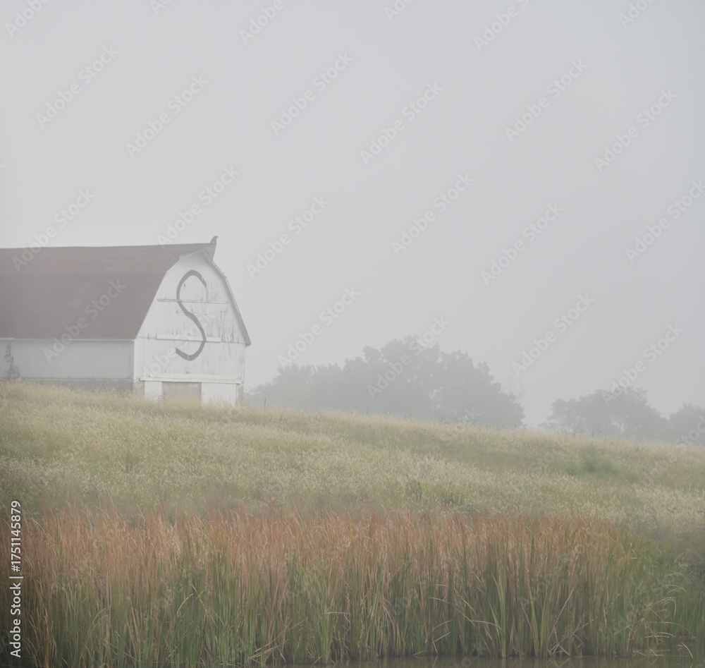 Naklejka premium Old Barn in a Foggy Field