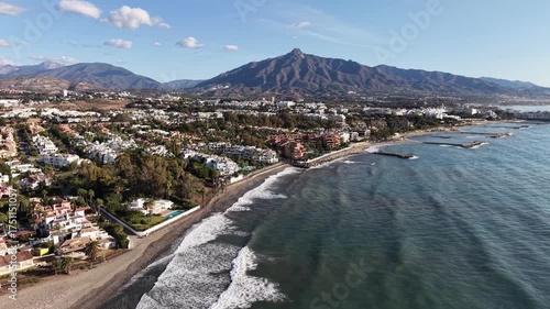 Vista aérea de la playa de San pedro Alcántara en el municipio de Marbella, Andalucía