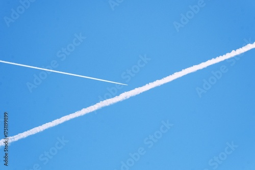 Trainées blanches dans le ciel .