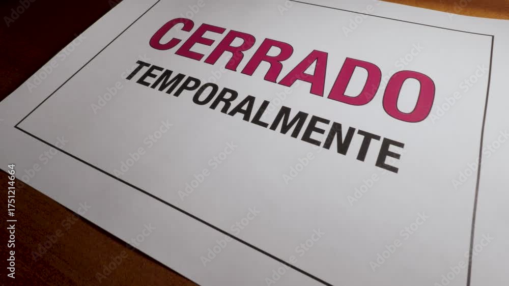 Letrero cerrado temporalmente sobre superficie de madera 4