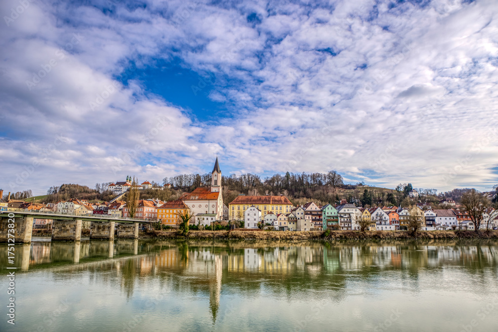 Obraz premium Panoramic view of Passau Innstadt Bavaria Germany with colorful houses and church reflected in the river Inn