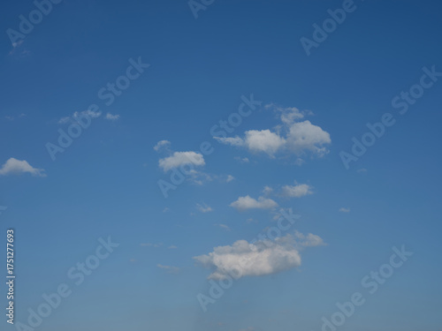 Cielo azzurro con poche nuvole isolate