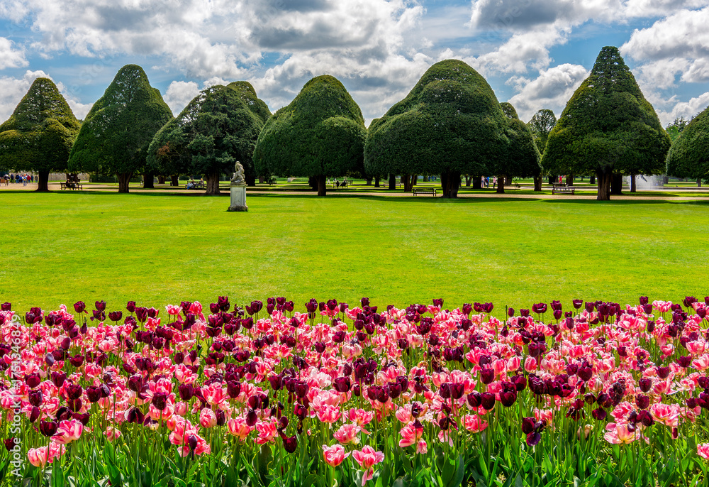 Obraz premium Hampton Court palace and gardens in spring, London, UK