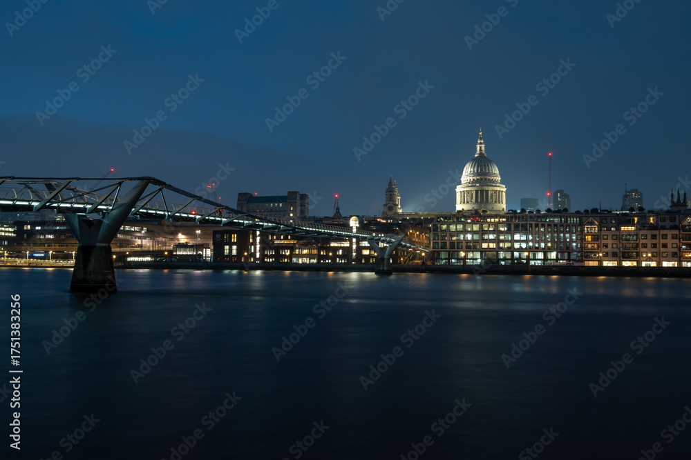 Fototapeta premium st pauls cathedral at night