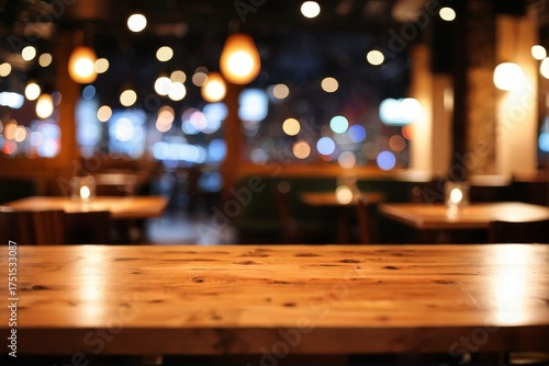居心地の良い飲食店の暗い背景と光のボケ：前景の木材