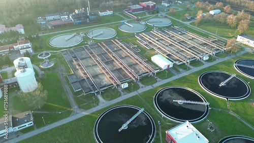 Fotografija Sewage treatment plant with filtration tanks