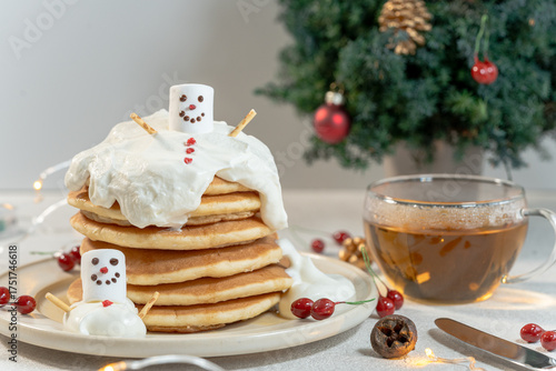 溶けかけのスノーマンがいるクリスマスパンケーキ