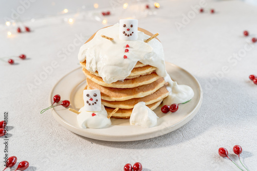 スノーマンと積み重さねたパンケーキと白背景
