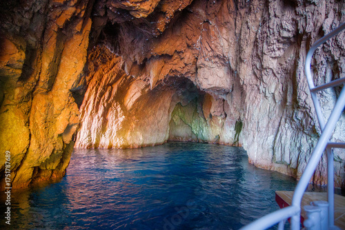 Foto a cave near Calanche de Piana in the Gulf of Porto, a nature reserve with impres