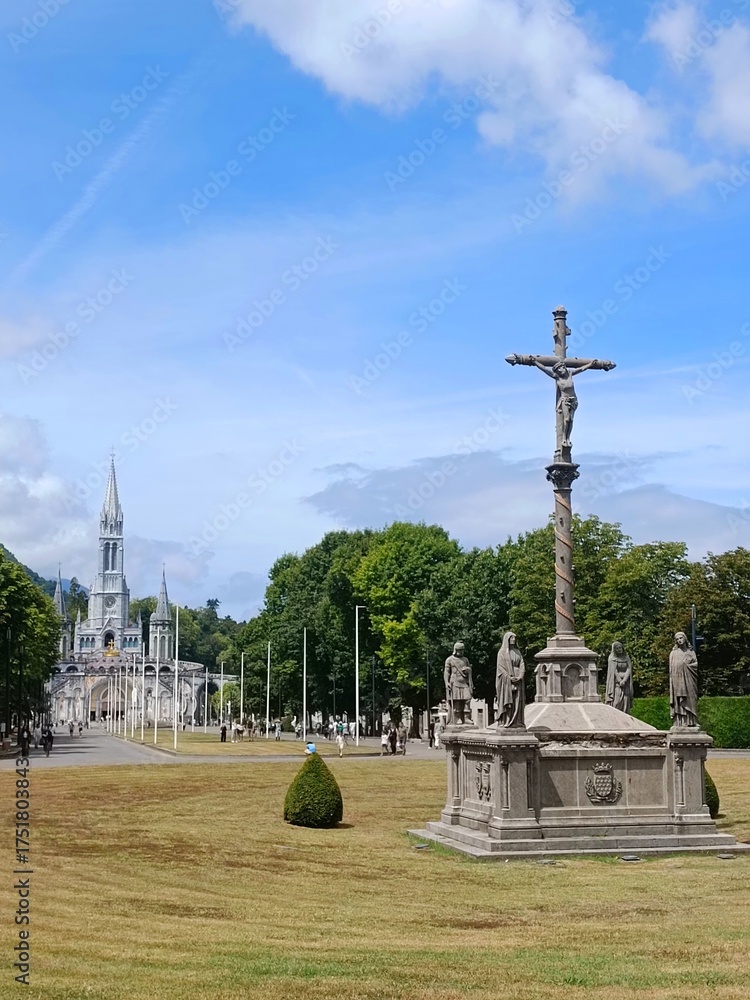 Fototapeta premium La Croix et le Sanctuaire de Lourdes