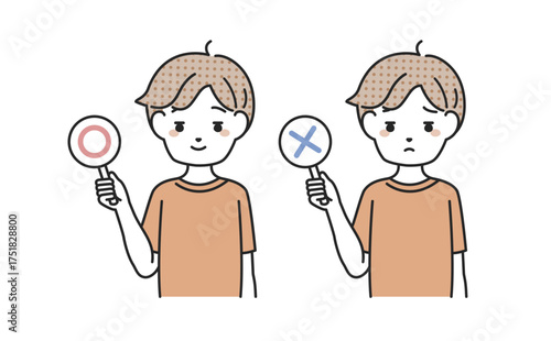 マルとバツの札を持つ男性