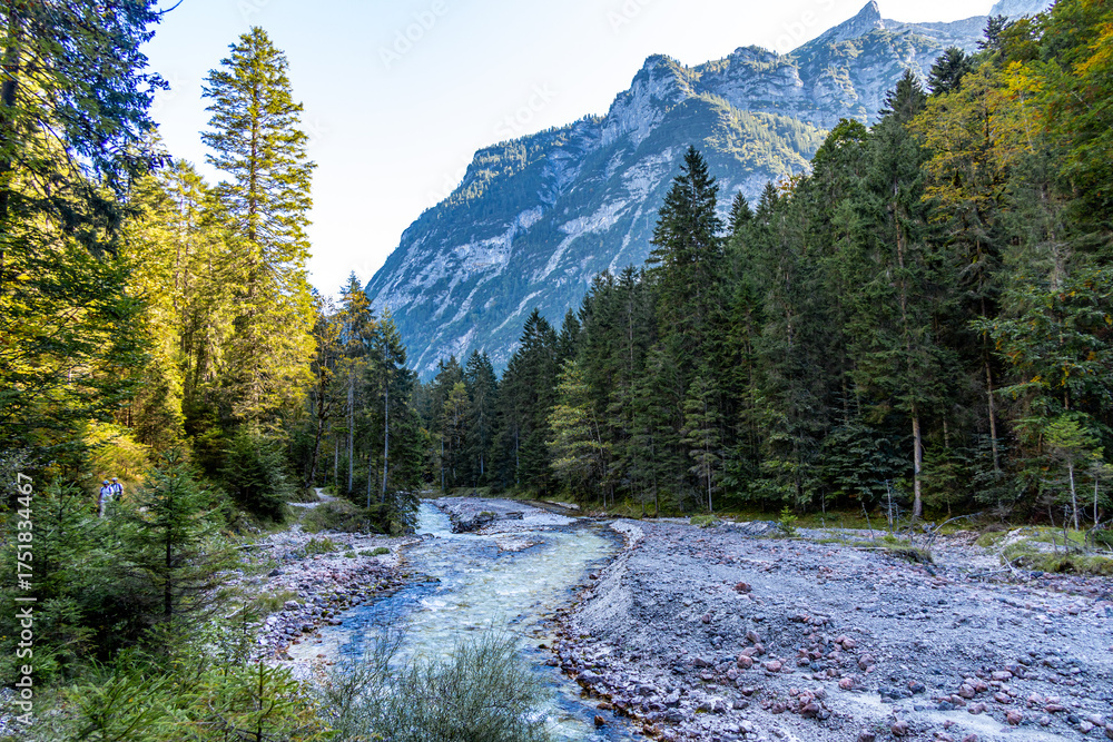 Obraz premium Bergwanderung durch die wunderschöne Bayrischen Alpen vor den Toren von Garmisch-Partenkirchen hinauf zur Zugspitze - Bayern - Deutschland