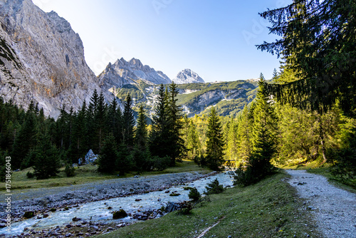 Bergwanderung durch die wunderschöne Bayrischen Alpen vor den Toren von Garmisch-Partnenkirchen hinauf zur Zugspitze - Bayern - Deutschland