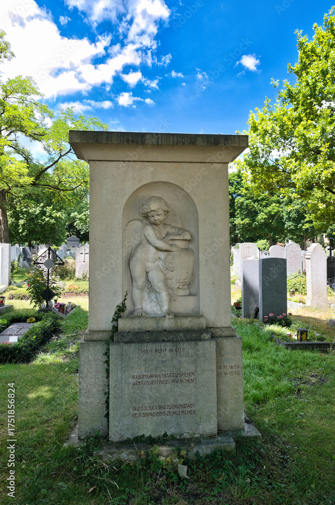 Obraz premium Schöner Grabstein mit einem Engel schöne Steinmetzarbeit auf einem Münchner Friedhof