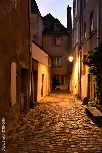 une rue la nuit