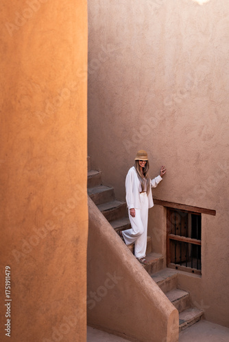 Behang Woman exploring ancient omani architecture lifestyle during travel