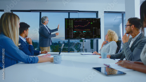 Foto Group of diverse business professionals discussing financial data and analyzing