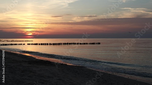 Zachód słońca nad morzem 4k