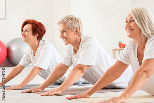 Mature women training on fi...