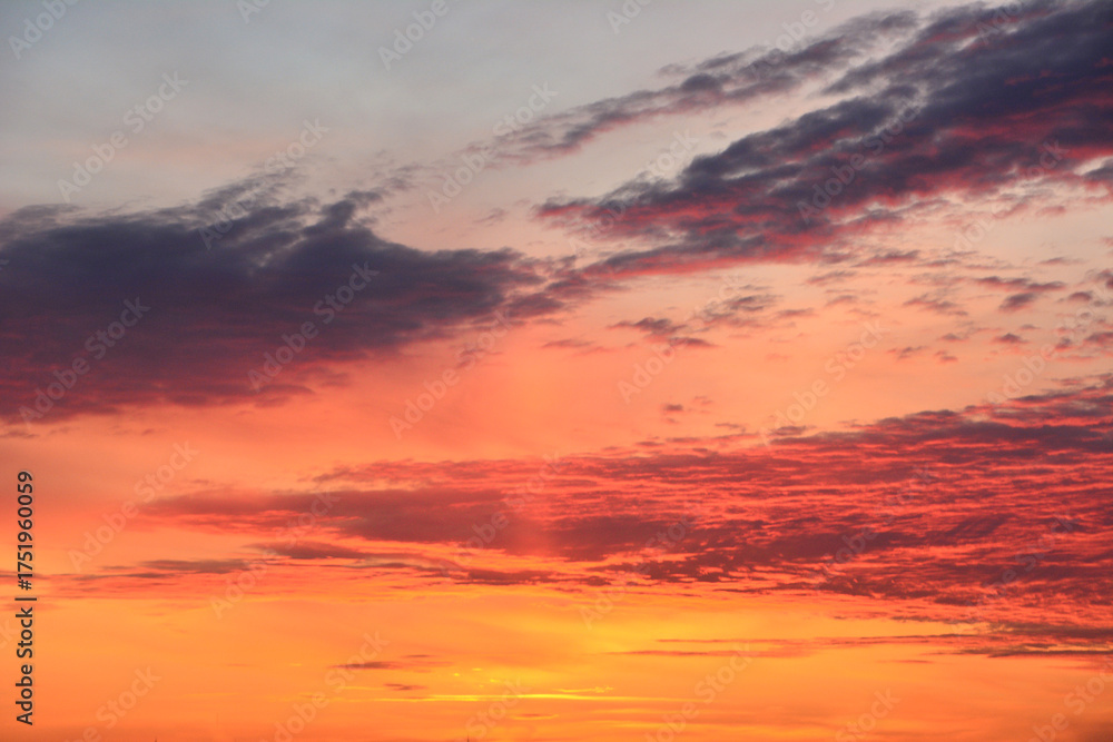 Fototapeta premium Vibrant Sunset Sky with Fiery Orange and Red Clouds wallpaper