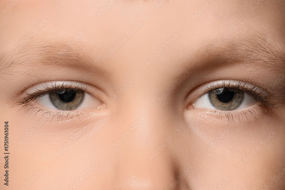 Naklejka premium Little boy with green eyes, closeup