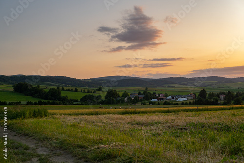 Wiejski Klimat w Beskidzie Niskim o zachodzie słońca