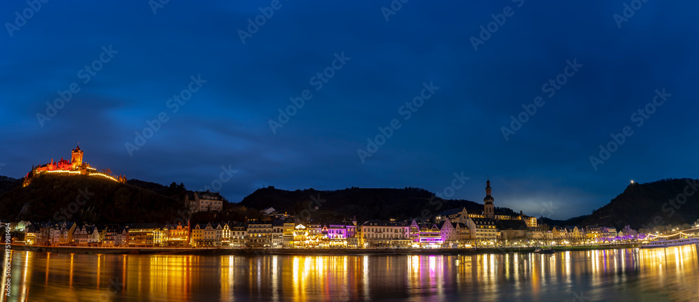 Obraz premium The picturesque town of Cochem, Germany, glows at night in the heart of the Moselle Valley. Cochem offers a magical blend of medieval charm, vineyard