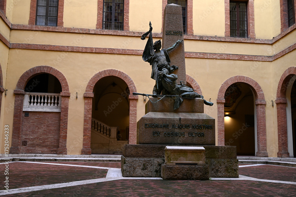 Fototapeta premium Sienne, Italie, 16 septembre 2025 : Mémorial aux morts de Curtatone et Montanara, réalisé par Raffaele Romanelli en 1893, dans la cour de l'université de Sienne