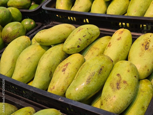 Closeup of fresh mangoes arranged in a mart